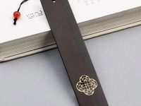 Закладка для книг "Оконные рисунки. Узоры жуи" (сандаловое дерево)