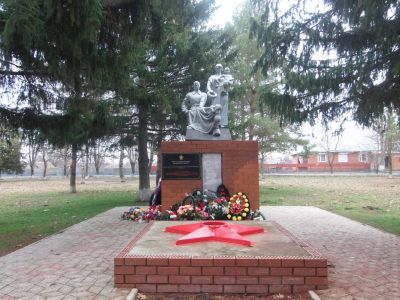 Братская могила советских воинов, погибших в боях с фашистскими захватчиками