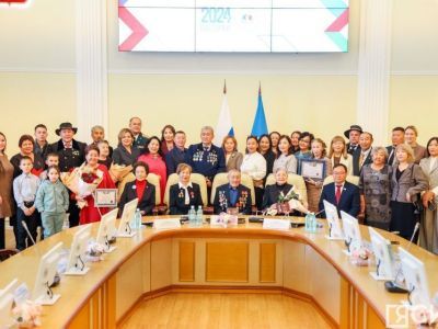 Госнаграды вручили отцам и матерям в Якутии