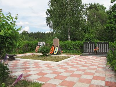 Братское захоронение советских воинов, погибших в 1941-44 гг.