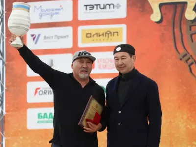 Глава Якутии наградил первого победителя Игр Дыгына Иннокентия Макарова