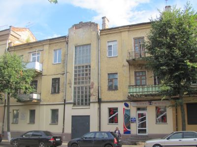 Дом жилой, в котором в 1933-1935 гг. жил активный участник гражданской войны, председатель исполкома Западной области Ракитов Григорий Давыдович. Установлена мемориальная доска