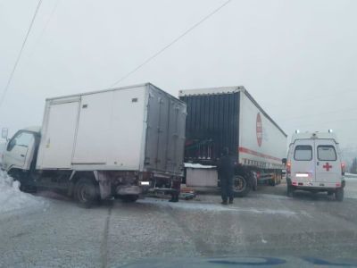 Водитель автомобиля пострадал при столкновении с большегрузом в Якутии