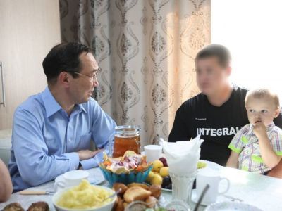 В Томпонском районе глава Якутии навестил семью участника СВО