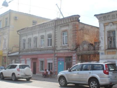 Усадьба купцов Левиных: каменный дом, полукаменный флигель, кирпичная арка и полотно ворот