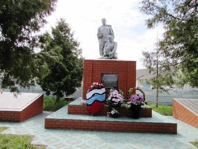Братская могила воинов, погибших в 1943 г. (среди них Герой Советского Союза Карабулин Николай Михайлович)