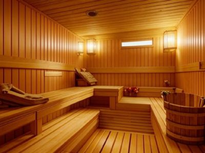 Врач рассказал, кому нельзя ходить в баню