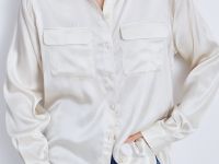 Атласная блуза с нагрудными карманами