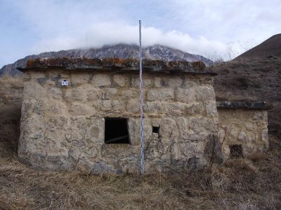 Склеп полуподземный с гладкой фасадной стеной 41