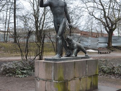 Скульптура «Мальчик с медвежонком»