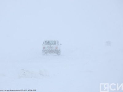 Усть-Янский район накрыла сильная метель
