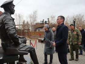 В Якутске возложили цветы к памятнику государственному деятелю Степану Аржакову