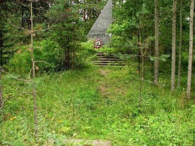 На этом рубеже, на подступах г. Выборга, в августе 1941 г., героически сражались советские воины 43, 115 и 123 стрелковых дивизии. Многие бойцы и командиры этих дивизий здесь погибли