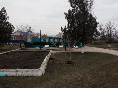 Памятник-символ в честь земляков, погибших в годы Великой Отечественной войны