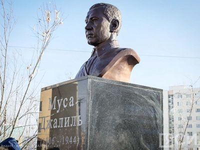 В Якутске возложили цветы к памятнику татарскому поэту Мусе Джалилю