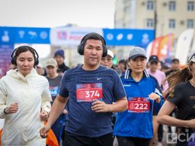 Сотни якутян в национальной одежде пробежали на марафоне Олонхо