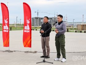 В Якутске из свечей выложили композицию «Родина-мать зовёт»