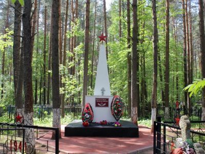 Братские захоронения ленинградцев и работников местного торфопредприятия, погибших в 1941-44 гг., в двух местах кладбища, в одном из этих мест значатся советские воины (вместе с гражданскими лицами)