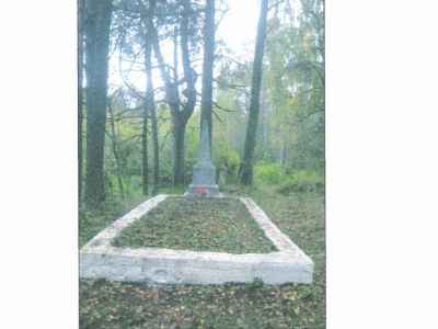 Братская могила 68 советских воинов, павших в боях за освобождение района от немецко-фашистских захватчиков. Установлен обелиск