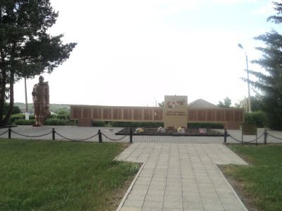 Братская могила советских воинов, погибших в боях с фашистскими захватчиками в 1943 году. Захоронено 72 человека, имена установлены. Мемориал