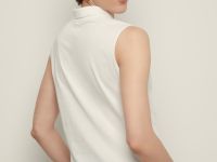 Поло без рукавов приталенного силуэта