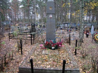 Могила Героя Советского Союза Г.П. Ларионова, погибшего в июле 1941 г. близ Приозерска