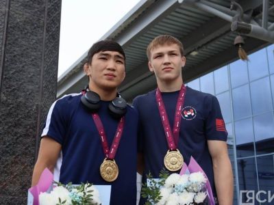 Борцы Лев Павлов и Андрей Мидловец прибыли в Якутск после победы на первенстве Европы