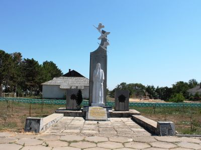 Памятный знак в честь воинов-односельчан, погибших в годы Великой Отечественной войны