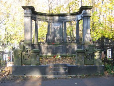 Надгробие на могиле Лиона Георга (1863-1909), Рожновой Александры Ивановны (1849-1912) 1910-е гг. мастерская "Роб.Гвиди СПб"