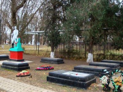 Братское кладбище советских воинов, погибших в боях за освобождение станицы Старовеличковской