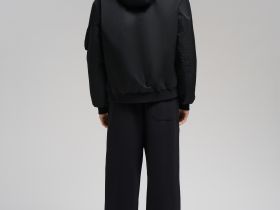 Утепленный бомбер с капюшоном и водоотталкивающей пропиткой