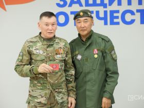 Якутянам вручили нагрудные знаки союза добровольцев Донбасса