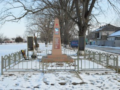 Братская могила советских воинов