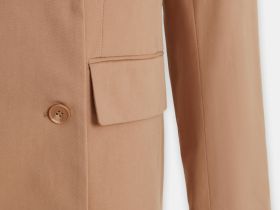 Двубортный жакет полуприлегающего силуэта