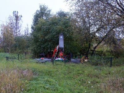 Братское захоронение советских воинов, погибших в 1941-44 гг.