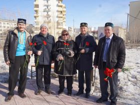 В Якутске возложили цветы к бюсту поэта Мусы Джалиля