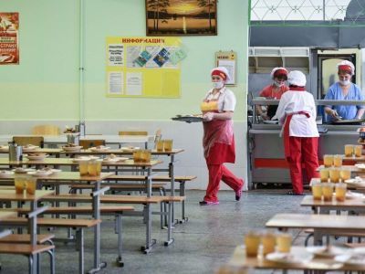 Детей участников СВО начали бесплатно кормить в школах Якутии