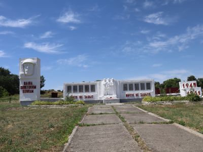 Мемориал на братской могиле воинам, погибшим в годы Великой Отечественной войны (200 человек)