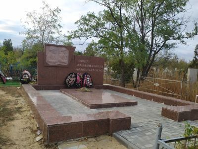 Братская могила воинов 253-го Таращанского стрелкового полка 45-й стрелковой дивизии и мирных граждан города, погибших в период Сталинградской битвы