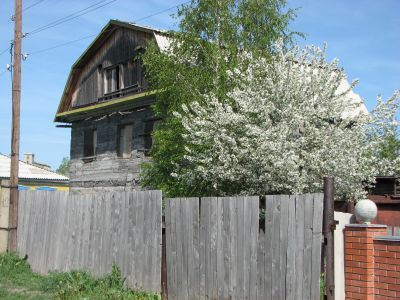 Деревянный жилой дом конца XIX-начала ХХ века, украшенный глухой и пропильной резьбой