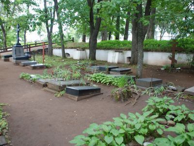 Старое братское кладбище с оградой и башнями