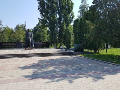 Братская могила и памятник