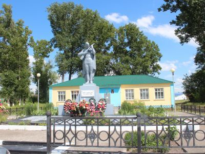 Братская могила советских воинов, погибших в боях с фашистскими захватчиками в 1943 году. Захоронено 239 человек, имена 68 человек установлены. Скульптура советского воина