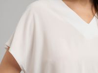 Свободная блузка с v-вырезом