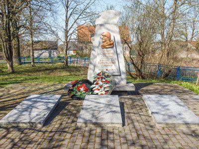 Братская могила советских воинов, погибших в январе 1945 года