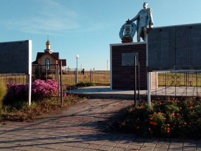 Братская могила советских воинов. Похоронено 34 человека. Скульптура