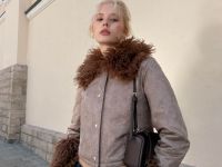 Бежевая укороченная куртка из искусственной кожи с отделкой из меха Глория Джинс