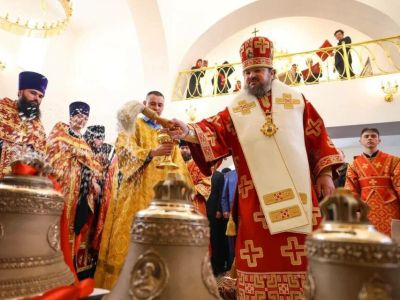 В Якутске в строящемся храме Всех Святых освятили колокола