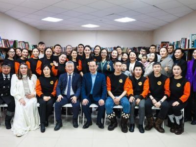 Айсен Николаев встретился с победителями молодёжного фестиваля «Муус устар» из Горного района