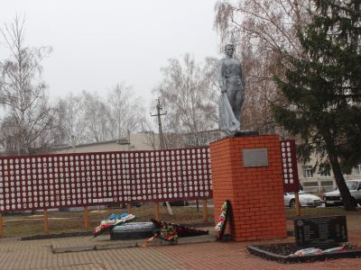 Братская могила советских воинов, погибших в боях с фашистскими захватчиками в 1943 году. Захоронено 68 человек, имена установлены 9 человек. Скульптура советского воина